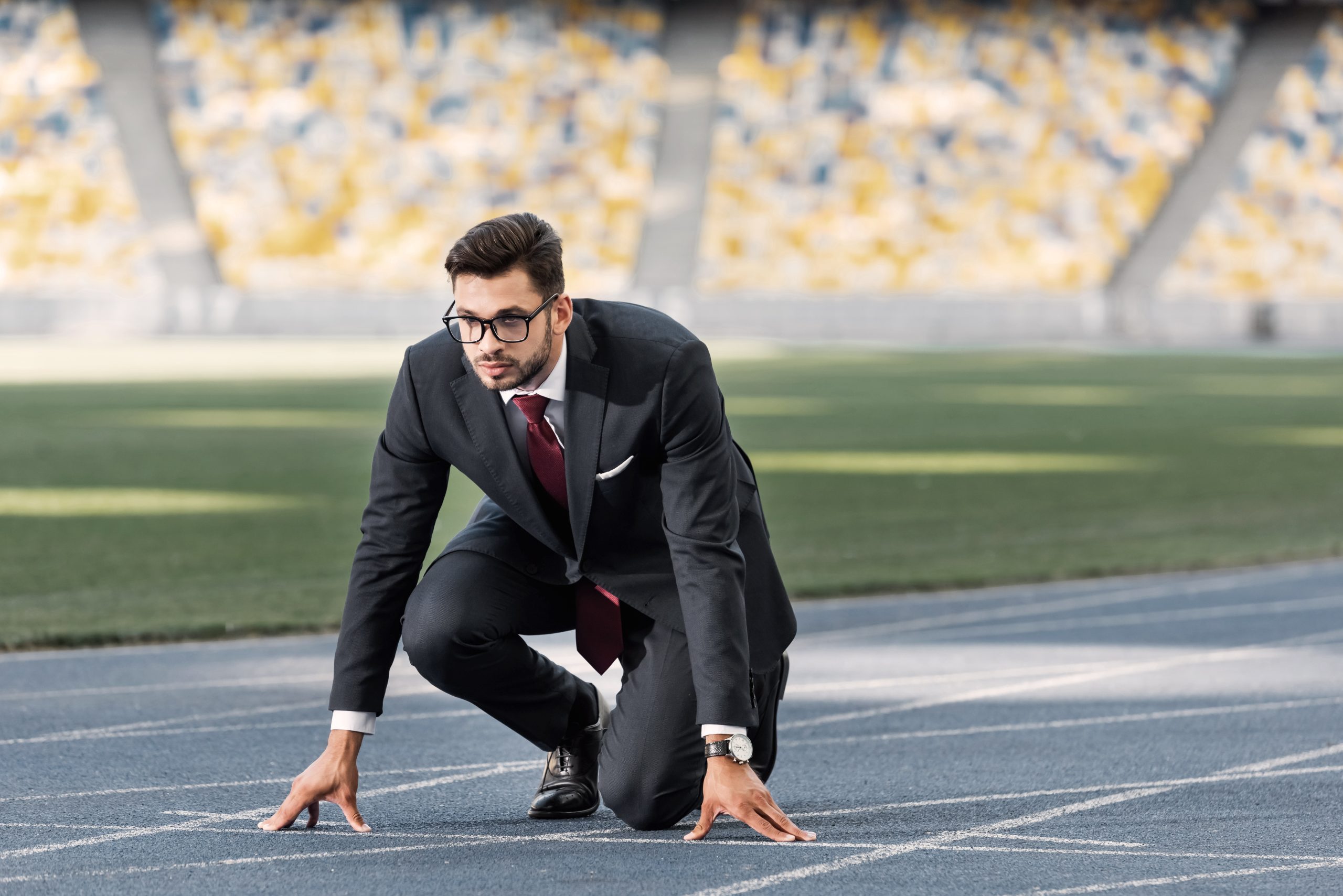 Sportif de haut niveau au départ de course symbolisant la performance et la gestion de carrière