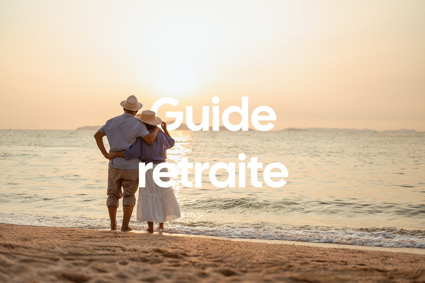 Couple de retraités enlacés sur une plage au coucher du soleil, illustrant le guide de la préparation à la retraite d'Evergreen Patrimoine