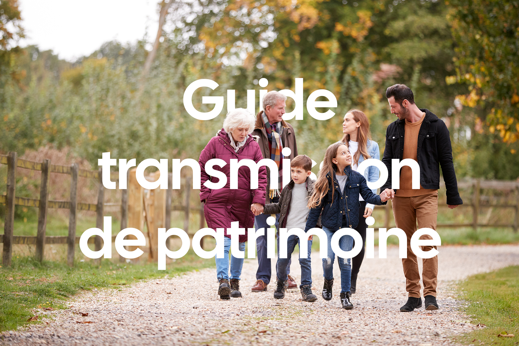 Famille sur trois générations marchant ensemble sur un chemin de campagne, illustrant le guide de la transmission de patrimoine d'Evergreen Patrimoine
